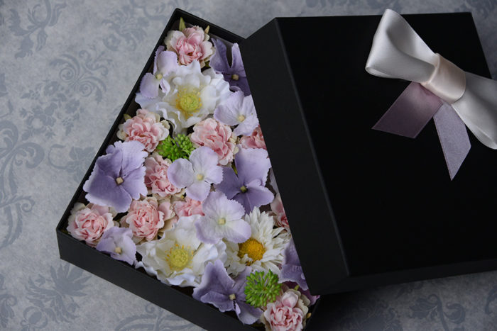 箱の中に敷き詰められた花々
