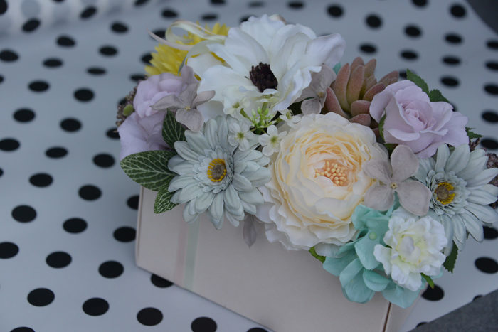 小さなボックスにアレンジされた花々