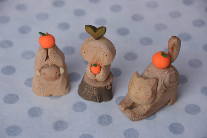 お歳暮のお知らせを届けに行くメッセンジャーとしてのウッドクラフト(干支・妖精・猫)