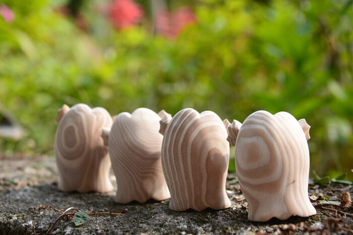 アマビエさん４人が後ろ髪を見せるように立っている写真