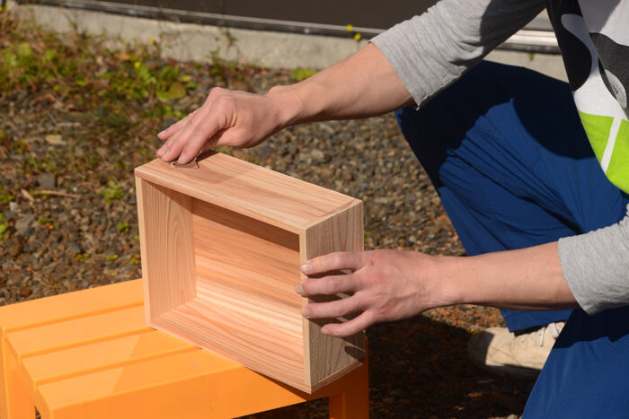 木箱を丁寧にヤスリ掛けする東さん