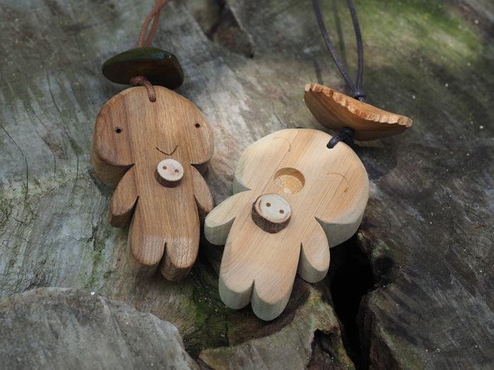 妖精のようなマスコット(左はクスノキ、右はヒノキ材を使っています)